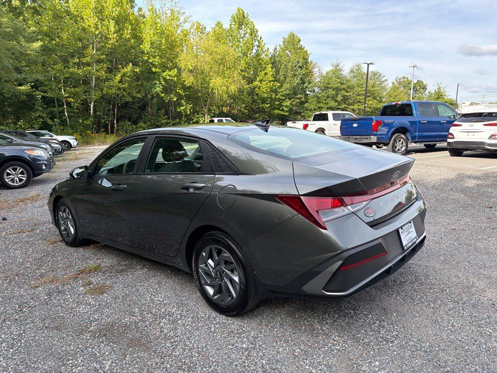 Used 2024 Hyundai Elantra SEL FWD image 4