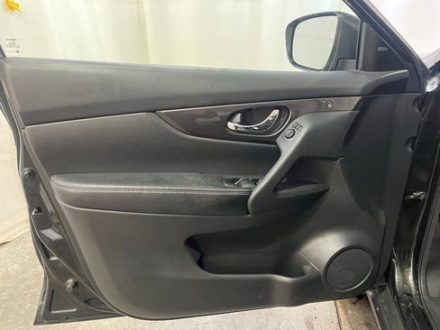 Used 2020 Nissan Rogue SV image 9