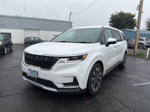 Used 2024 Kia Carnival EX image 3