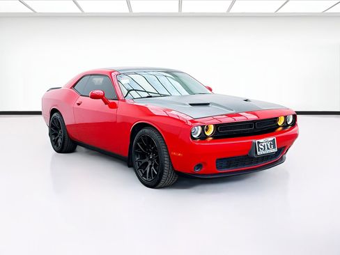Used 2015 Dodge Challenger SXT image 3
