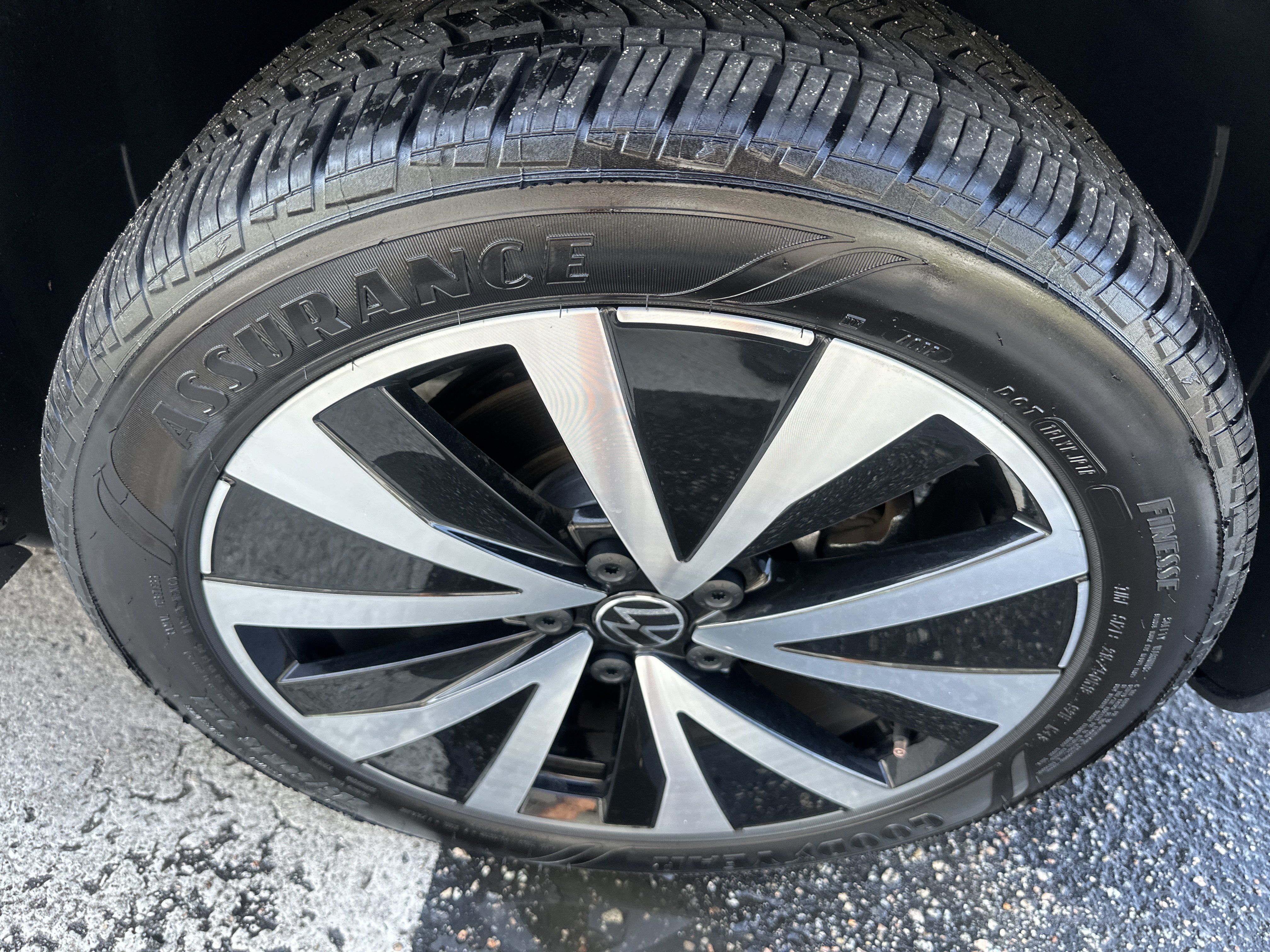 Used 2024 Volkswagen Taos SE w/ MDO Package FWD image 6
