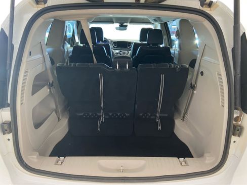 Used 2024 Chrysler Pacifica Touring-L FWD image 9