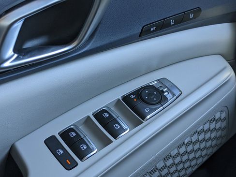 Certified 2025 Kia Carnival EX image 19