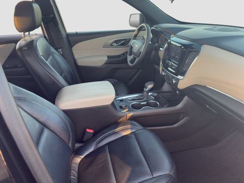 Used 2022 Chevrolet Traverse LS FWD image 9