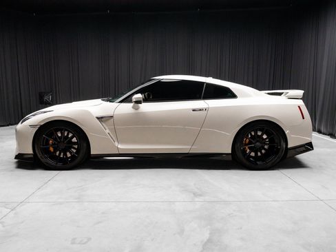 Used 2020 Nissan GT-R Premium image 10