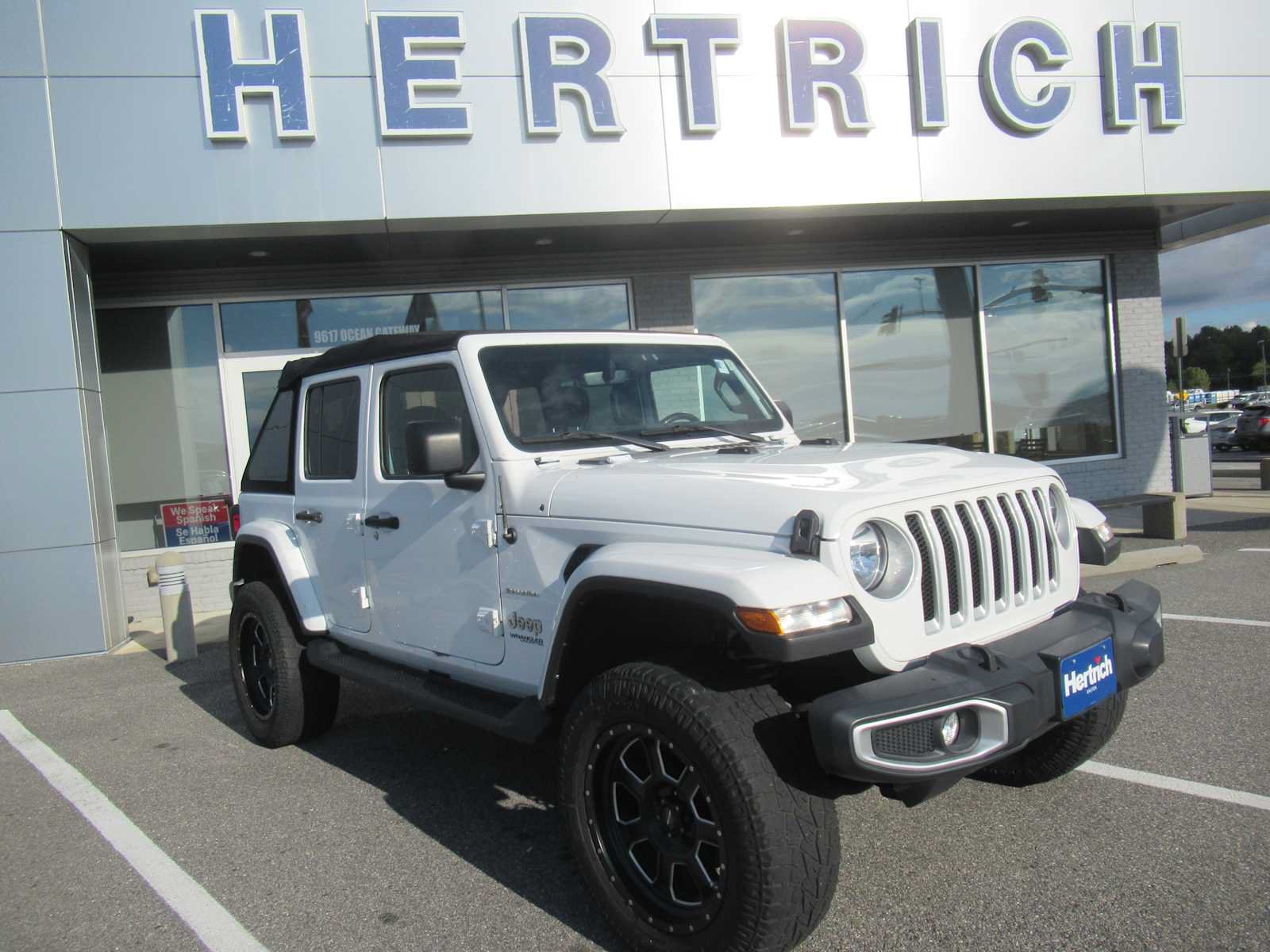 Used 2022 Jeep Wrangler Unlimited Sahara w/ Cold Weather Group AWD/4WD image 3