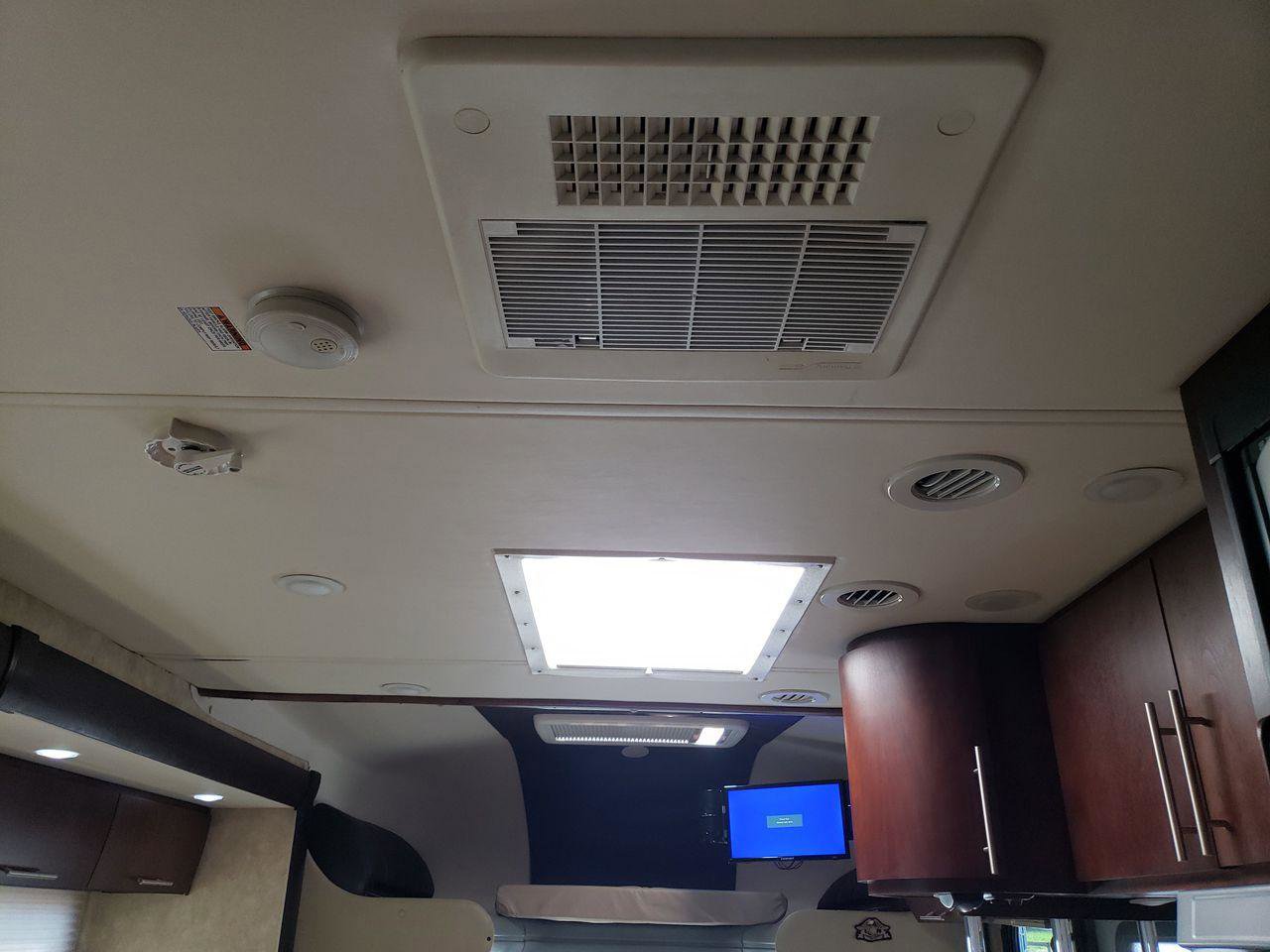Used 2008 Freightliner Sprinter 3500 RWD image 25