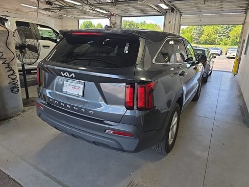 Used 2022 Kia Sorento LX FWD image 4