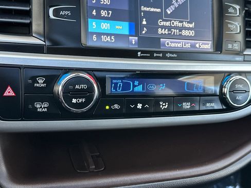 Used 2017 Toyota Highlander XLE AWD/4WD image 28