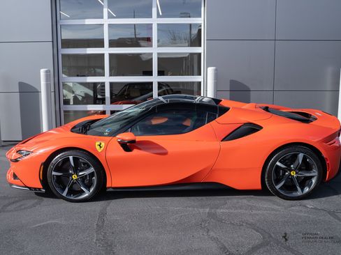 Used 2024 Ferrari SF90 Spider image 3
