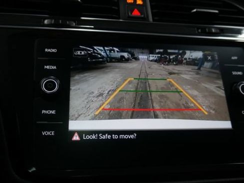 Certified 2021 Volkswagen Tiguan SE w/ Panoramic Sunroof Package image 19
