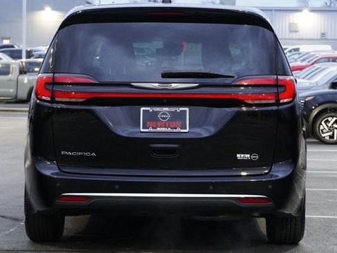 Used 2024 Chrysler Pacifica Touring-L image 6