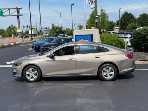 Used 2023 Chevrolet Malibu LT FWD image 2