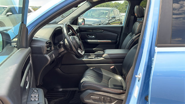 Used 2023 Honda Pilot TrailSport image 10