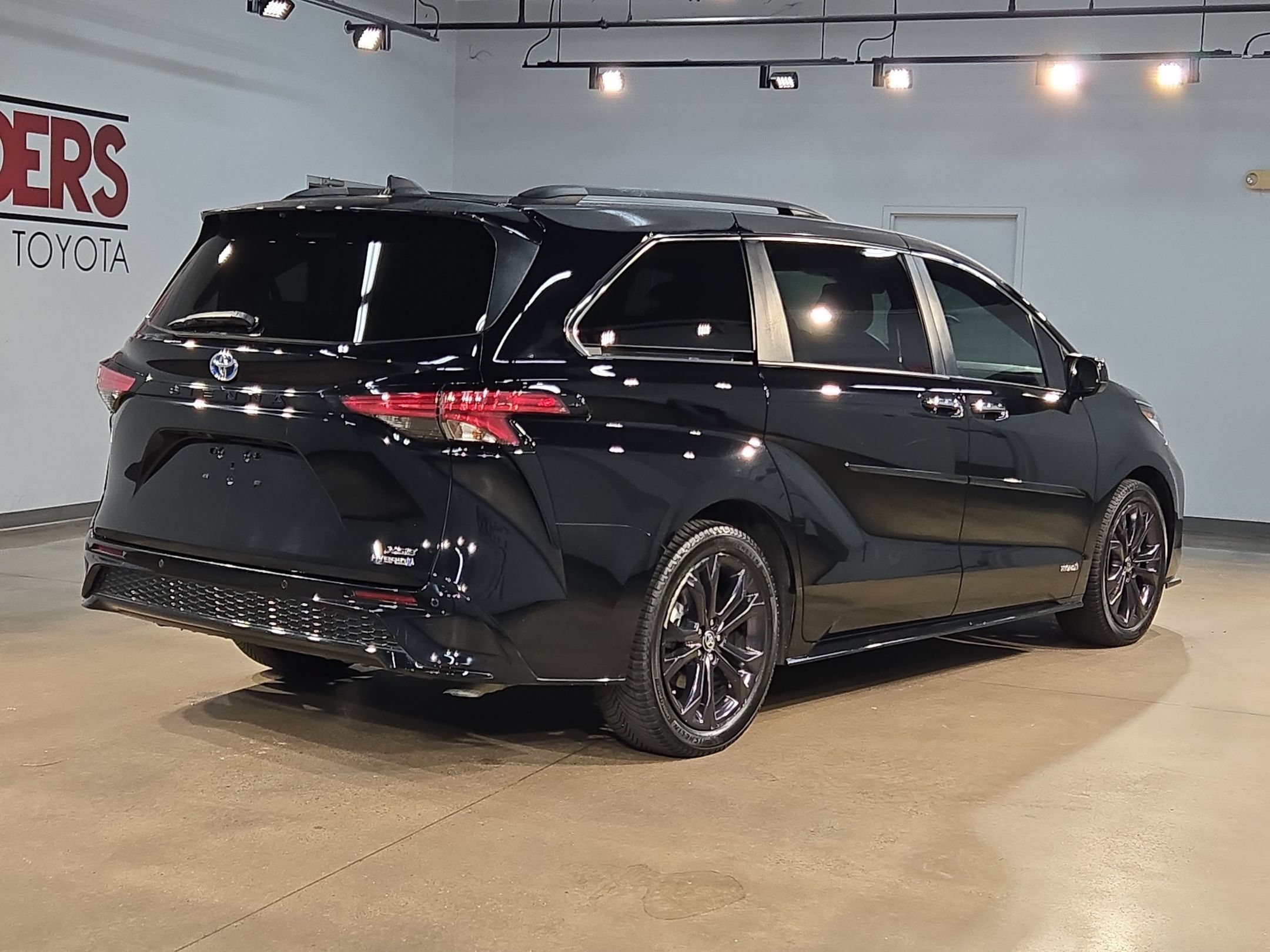 Used 2021 Toyota Sienna XSE FWD image 7