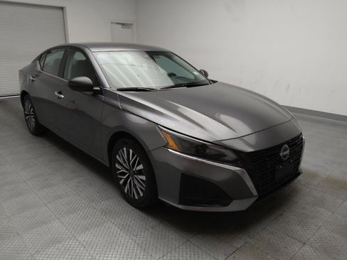 Used 2025 Nissan Altima 2.5 SV FWD image 13