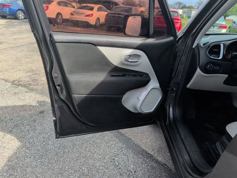 Used 2018 Jeep Renegade Latitude w/ Cold Weather Group FWD image 13