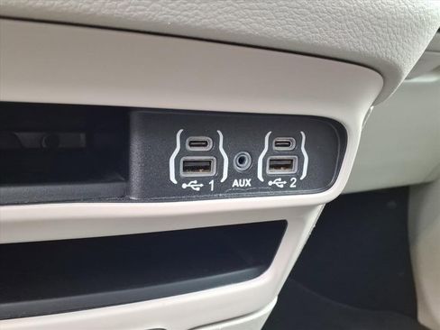 Used 2024 Chrysler Pacifica Touring-L image 13