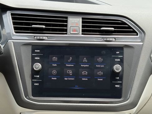 Used 2024 Volkswagen Tiguan SE w/ Panoramic Sunroof Package AWD/4WD image 17