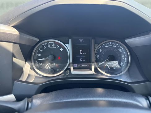 Used 2020 Toyota Tacoma SR5 RWD image 19