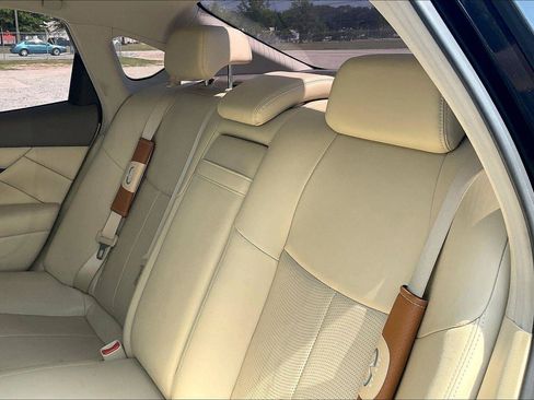 Used 2018 INFINITI Q70 Luxe w/ Cargo Package RWD image 5