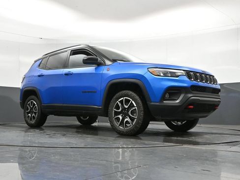 Used 2025 Jeep Compass Trailhawk AWD/4WD image 43