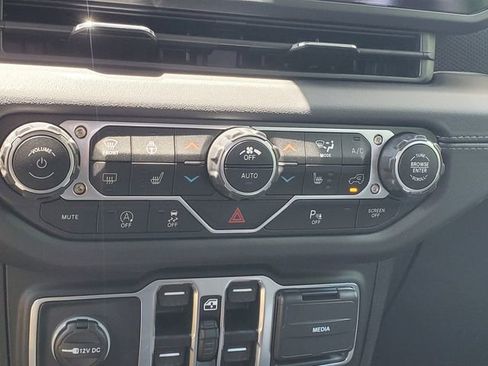 Certified 2025 Jeep Wrangler Rubicon image 31