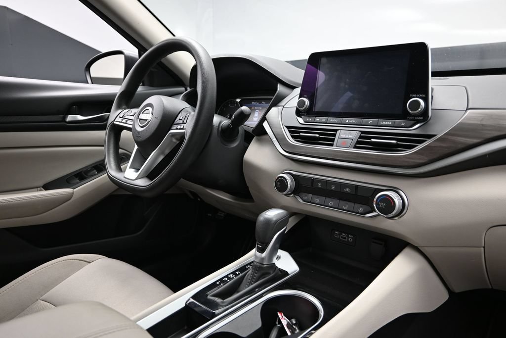 Used 2024 Nissan Altima 2.5 SV FWD image 11