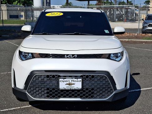 Used 2023 Kia Soul LX FWD image 2