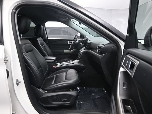 Used 2020 Ford Explorer XLT w/ Equipment Group 202A AWD/4WD image 31