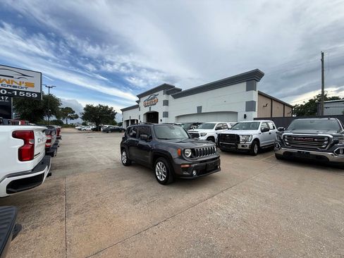 Used 2020 Jeep Renegade Latitude FWD image 42