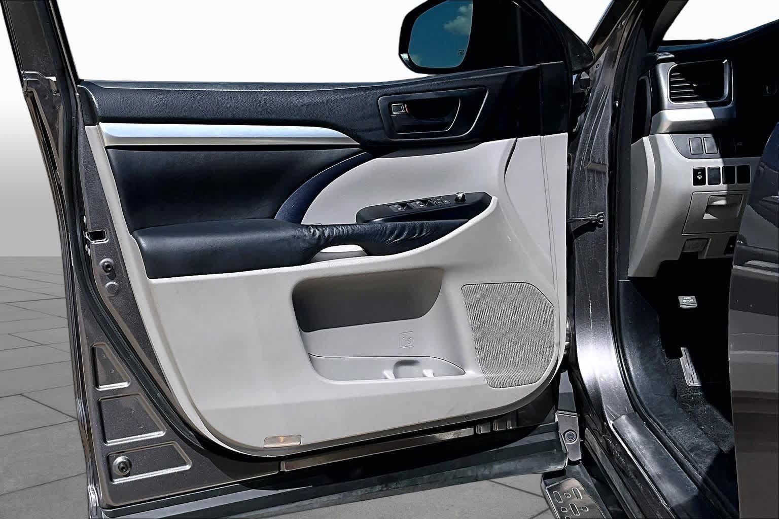 Used 2015 Toyota Highlander Plus FWD image 19
