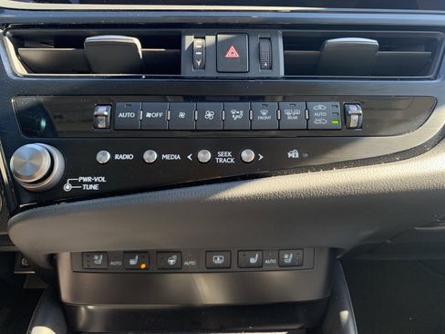 Certified 2025 Lexus ES 300h w/ Luxury Package image 29