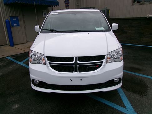 Used 2017 Dodge Grand Caravan SXT image 2