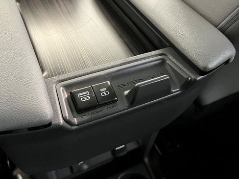 Used 2023 Toyota Sienna Limited image 24