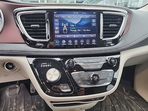 Used 2020 Chrysler Pacifica Limited w/ Tire & Wheel Group image 3