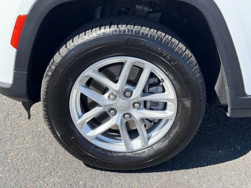 Used 2023 Jeep Grand Cherokee L Laredo image 10