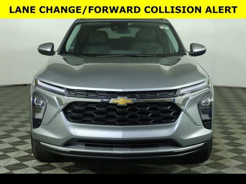 Used 2025 Chevrolet Trax LT w/ LT Convenience Package image 8
