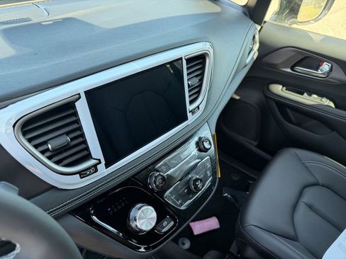 New 2026 Chrysler Pacifica Select image 18