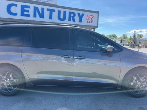 Used 2020 Chrysler Pacifica Touring-L w/ S Appearance Package FWD image 16