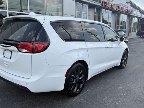 Used 2018 Chrysler Pacifica Touring Plus w/ S Appearance Package FWD image 2