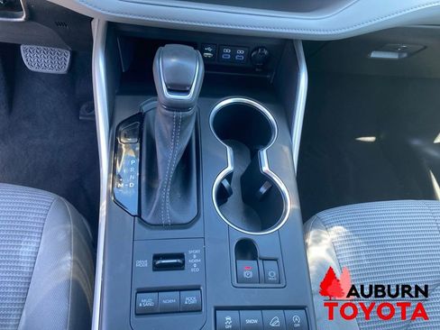 Used 2022 Toyota Highlander LE AWD/4WD image 46
