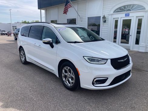 Used 2023 Chrysler Pacifica Limited FWD image 3