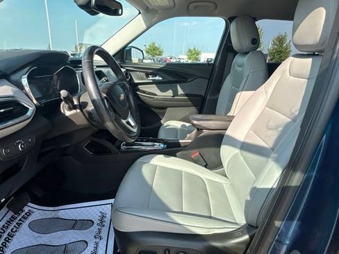Used 2021 Chevrolet TrailBlazer LT w/ Premium Seating Package FWD image 3