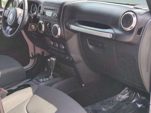 Used 2018 Jeep Wrangler Sahara w/ Connectivity Group AWD/4WD image 27