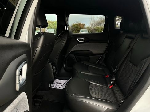 Used 2025 Jeep Compass Latitude image 11