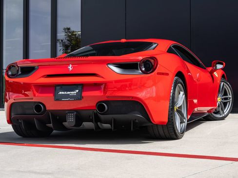 Used 2017 Ferrari 488 GTB RWD image 9