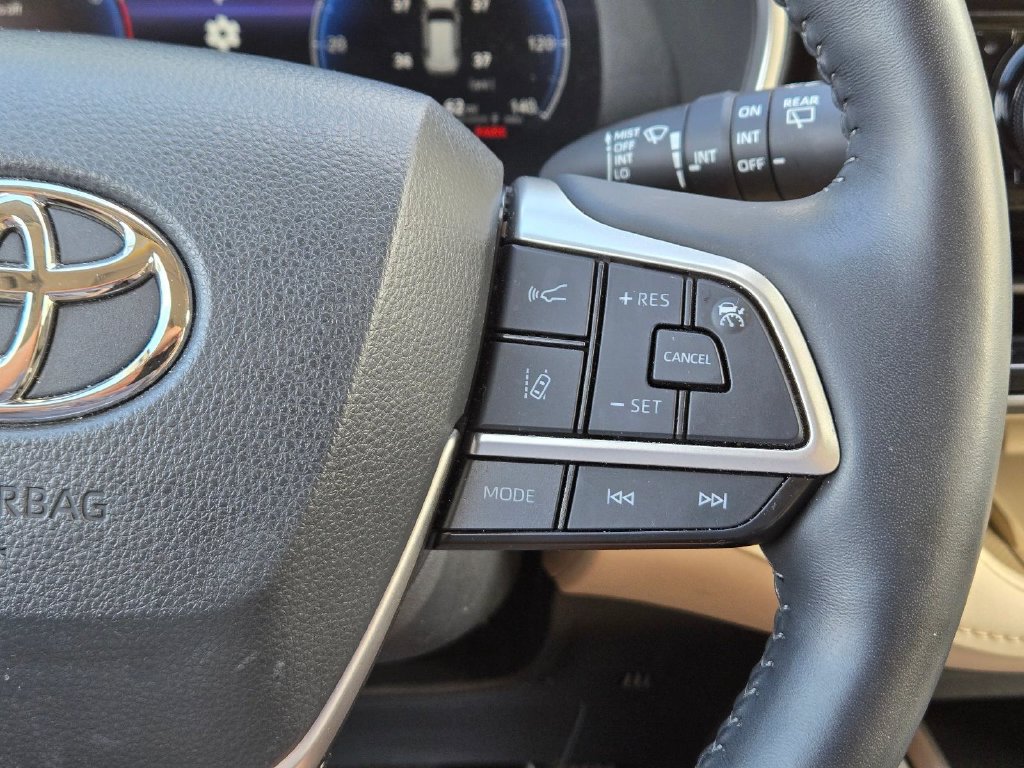 Used 2023 Toyota Highlander Limited FWD image 26
