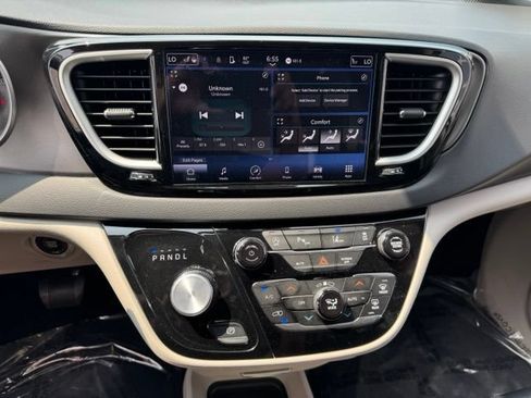 Used 2024 Chrysler Pacifica Touring-L FWD image 17