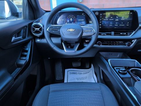 Used 2026 Chevrolet Equinox LT FWD image 2
